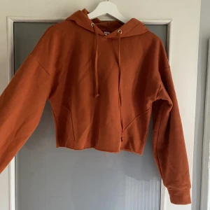 Hoodie  - Oanvänd kroppad kopparfärgad hoodie  (Oversized) Finns även i Gul 