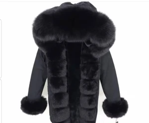 Svart parka jacka äkta päls st M - En svart parka jacka köpt från garoff. Den är i storlek M. Den är helt ny och är i väldigt gott skick. Varm och mjuk äkta päls, man kan även ta bort pälsen på armarna, luvan och framsidan. Nypris idag i affären är ca. 4000 kr. Kan även diskutera priset💗