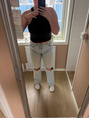 Ginas 90’s jeans - Dessa populära jeans är tyvärr dags att säga hejdå till dessa och låta de få en ny ägare, de är skitsnygga och inte använda så särskilt mycket😊