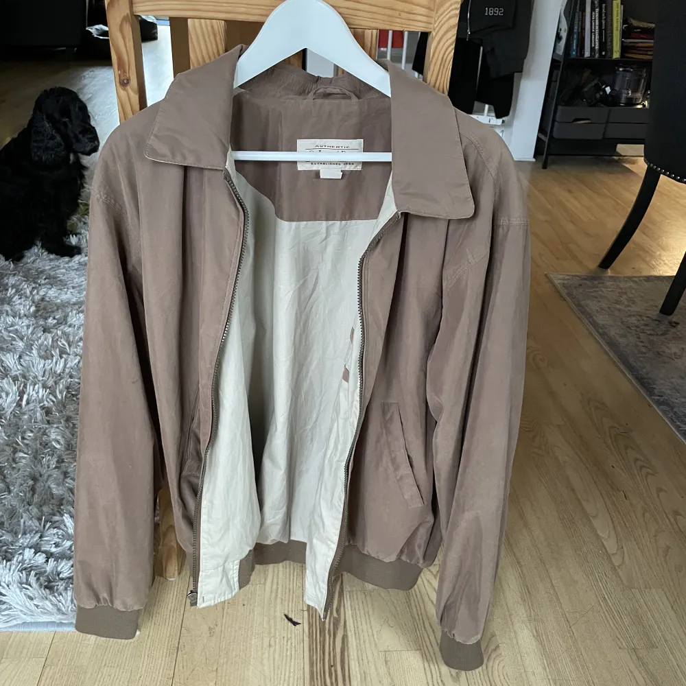 Vintage beige st johns jacka. Köpt second hand och den är i perfekt skick. Sjukt skön och snygg oversize passform. Dma vid frågor angående pris eller ngt annat:). Jackor.