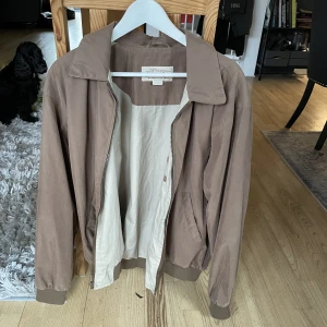 Vintage beige jacka - Vintage beige st johns jacka. Köpt second hand och den är i perfekt skick. Sjukt skön och snygg oversize passform. Dma vid frågor angående pris eller ngt annat:)