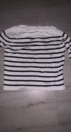 Tröja  - säljer denna riktigt fina tröjan från hm. Jag vill sälja denna då den knappast är använd och har bara legat i min garderob. Hör av er vid intresse!