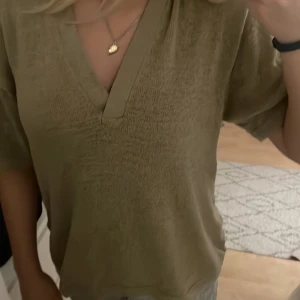 Vringad Tshirt  - Säljer denna vringade T-shirten! Tröjan är i M men sitter bra på mig som bär S