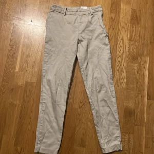 Kostymbyxor  - Tighta kostymbyxor i storlek 36  Sitter snyggt på 