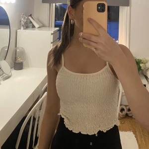 Vitt linne - Säljer detta vita smockade linnet från Gina Tricot. Använd fåtal gånger och är i bra skick. Linnet är i storlek S🤍 Köparen står för frakten!