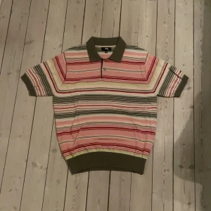 Stussy Piké - Flerfärgad pikétröja från Stussy köpt på Paul & friends i Stockholm 2021. Tröjan är helt oanvänd och säljs pga för liten storlek :) 