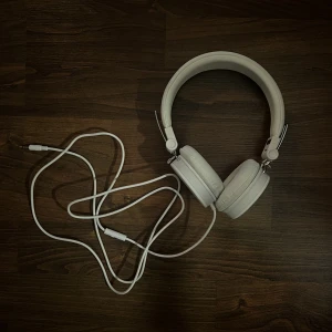 Fina hörlurar - Superfina vita hörlurar som fungerar precis som de ska. Knappt använda. Nyskick. 