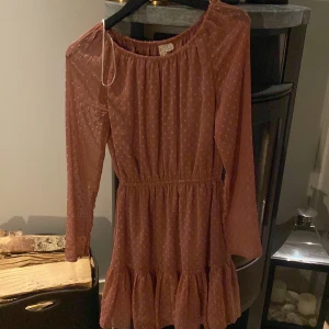 Klänning - Jättefin klänning som passar bra både till sommaren och våren eftersom den är långärmad. Vet ej vart den är ifrån men den är i fint skick och man ser inte igenom kjolen eftersom den är i två lager. Stl 34/36