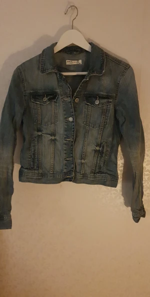 Jeansjacka  - Snygg jeansjacka i kort model. Stl 42 från lindex. 