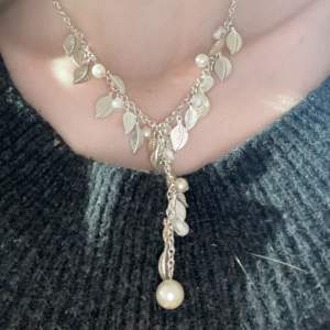  Jättefint halsband i silver med små detaljer som löv och pärlor. Rekommenderar