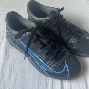 Inomhusskor  - Säljer mina inomhusskor från Nike Mercurial! Köptes för ca 600 kr! Skorna är använda fåtal gånger! Och är nästan helt i nyskick!🫶🏼