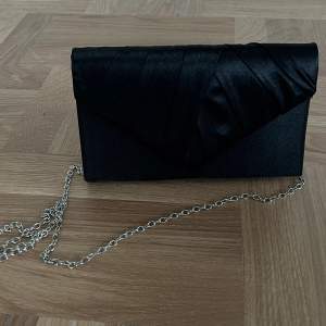 En liten svart handväska med kedjeband 🖤Perfekt till fester och utgång, oanvänd!  21 cm bred, 13cm hög och 4cm bred