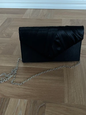 Liten kedjeväska - En liten svart handväska med kedjeband 🖤Perfekt till fester och utgång, oanvänd!  21 cm bred, 13cm hög och 4cm bred