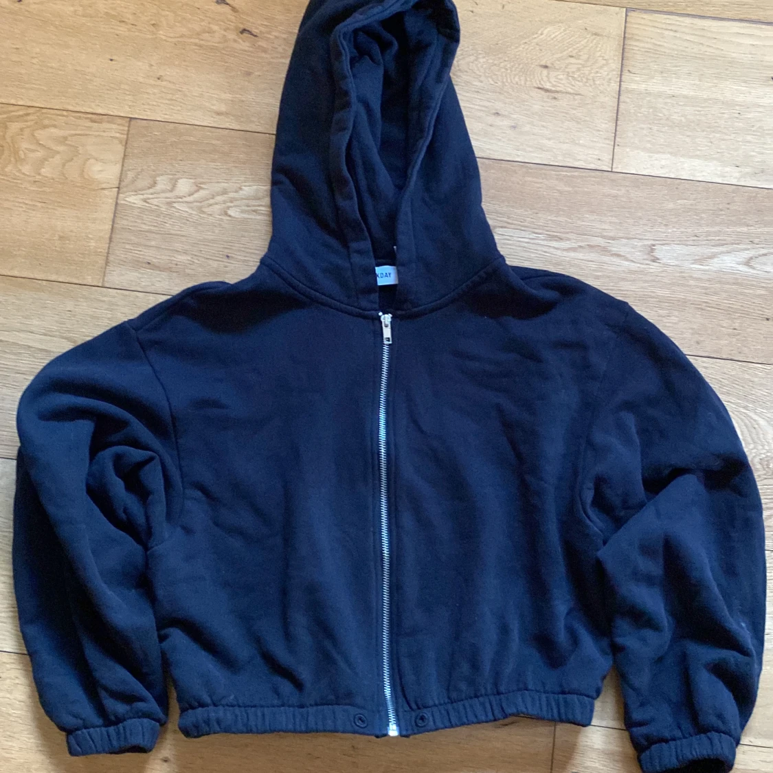 Svart hoodie.