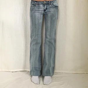 Lågmidjade jeans - Använd köp nu! Midja:76 Innerben:76 Jag är 169 med W28 som referens🫶