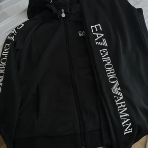 Armani dress  - Skriv innan köp! Storlek M från kvinnornas och köpt i JD för 1800kr. Jätte bra skickt och användt få tal gånger. Säljer på grund av att den används knappt och är lite för stor speciellt på byxans midja. Pris kan diskuteras 