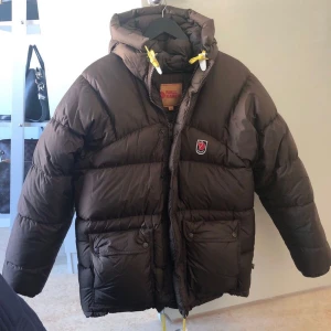 Brun fjällräven - Säljer min fjällräven i strl L. Stor i storleken. Som ny! Pris kan diskuteras vid snabb affär Nypris ca 8000🤎