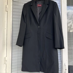 Vintage långkavaj - Vintage kavaj köpt i Paris säljes. Superfint skick, säljes pga garderobsrensning. Strl: 46, upplevs som en S/M. Inga skavanker eller dylikt. Vid förfrågan kan fler bilder skickas.   Spårbar frakt 66kr. 