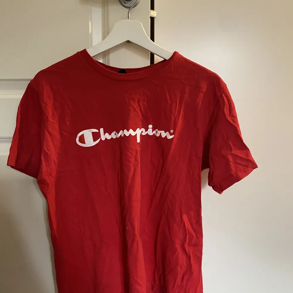 Röd bomulls-tshirt från Champion. Äldre modell/vintage. I barnstorlek men sitter fint på XS-M. . T-shirts.