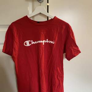 Röd bomulls-tshirt från Champion. Äldre modell/vintage. I barnstorlek men sitter fint på XS-M. 