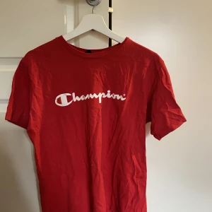 Champion vintage t-shirt  - Röd bomulls-tshirt från Champion. Äldre modell/vintage. I barnstorlek men sitter fint på XS-M. 