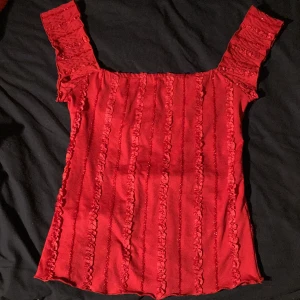 Topp - I bra skick, har använt den och sitter lite för långt för mig. En fin glittrig röd färg🥰