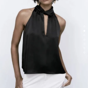 Halterneck Top Zara - Superfin slutsåld halterneck top från zara i storlek S. Älskar denna så mycket då den är perfekt att ha som tex festtop. Prislappen är kvar, säljer då jag råkade köpa 2st likadana och glömde skicka tillbaka den ena eftersom jag bara ville behålla en. 