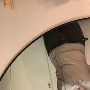 Linne  - Sött linne men är jätte stort. Det står L men skulle gissa på XL/XXL. Den blir nog välldigt fin pm man syr in den. (Jag drar åt den där bak på bilden)