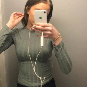 Säljer grön topp från Gina tricot  - Här är en lite bättre bild på den gröna toppen från Gina som jag säljer!💗