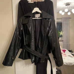 Svart skinnjacka med bälte  - Svart skinnjacka med bälte från NA-KD❣️ 190 kr för jackan inklusive frakten Pris kan diskuteras 