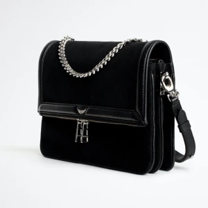 Zadig väska  - Jätte fin svart Zadig väska i modelen noir/unique novel grained leather. Ordinarie priset är runt 4000kr säljer för 3000kr dustbag ingår (finns ett längre band till). Priset kan diskuteras💞
