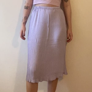 Ljuslila kjol - Funkar för XS-M. Slutar en bit nedanför knäna på mig, är ca 167 cm. Aldrig använd.