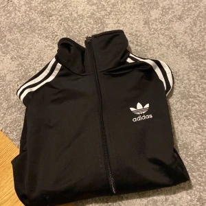 tröja ifrån adidas - säljer min svarta tröja ifrån adidas i storlek S