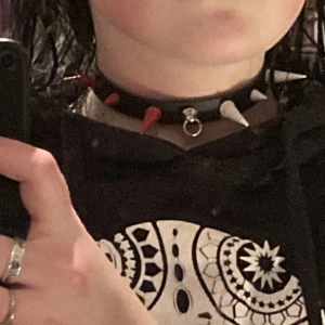 Choker - En handgjord choker  Använd några gånger men det syns inte💕 Tar endast swish Kontakta mig om du skulle vara intresserad 💕 