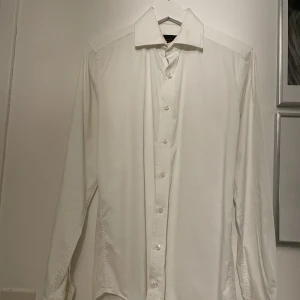 Vit Dressman Skjorta - Vit Slimfit Dressman Skjorta i storlek S/37-38, behövs bara lite strykning men annars i bra skick!