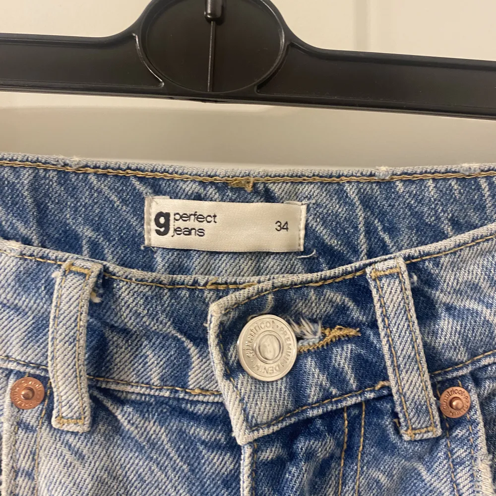 Snygga slitna jeans från Gina Tricot💞Stor i storleken så passar mig som vanligtvis har 36😊(köparen står för frakten). Jeans & Byxor.