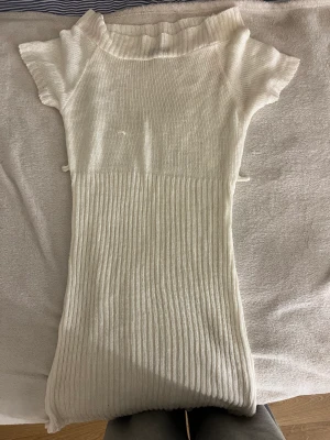 Klänning - En jätte fin vit känning som endast används ett få tal gånger . Skriv privat för fler bilder och mer information.💗