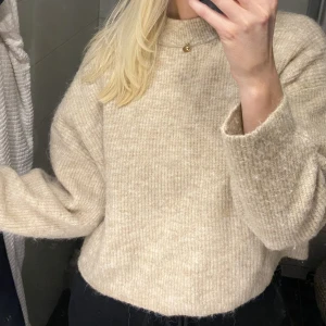 stickad tröja  - Fin stickad tröja i alpackablend! Tröjan är från H&M i strl S💕 frakt tillkommer 