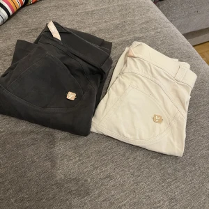 2 par wr up Freddy jeans/leggings - 2 par wr freddy jeans mörkgrå/matt svart samt beige stl xs säljes för 250kr/st   Alternativt 400kr för båda  Finns i Åsa men kan ta med in till gbg kan även skicka mot porto 