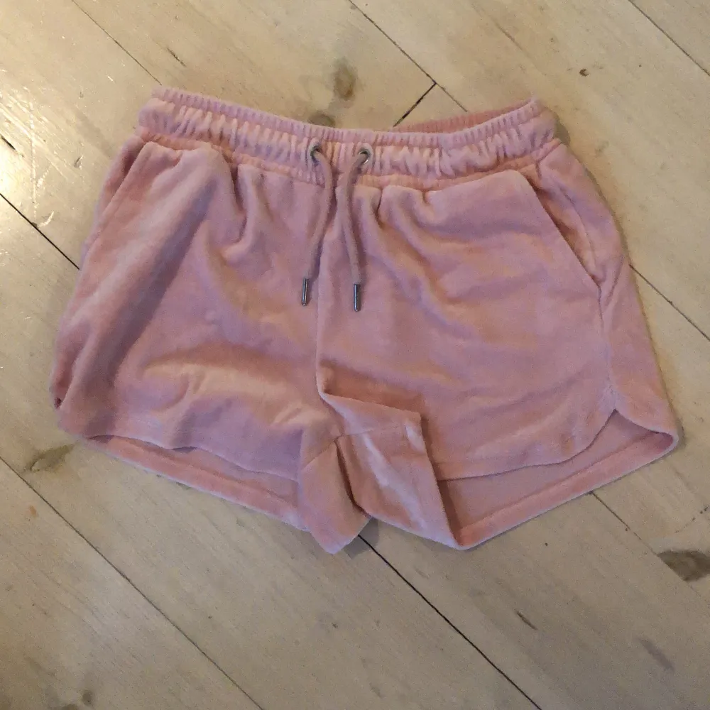 Ett par rosa mjukisshorts som har använts någon enstaka gång. Shorts.