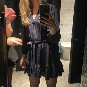 Klänning - Säljer denna klänning vid bra betalning! Skit snygg och använd en gång, från Zara i storlek M! 