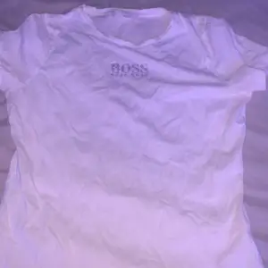 Hugo Boss t-shirt, sitter som S-M.