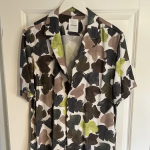 Wood Wood set med kortärmad skjorta och shorts  - Köpt på Cenino & Donna i Kristianstad. Storlek M i både skjorta och shorts. Använt ett fåtal gånger. Nyskick.