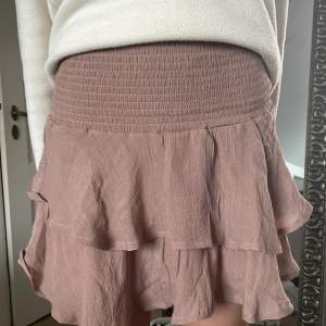 Söt kjol från h&m som tyvärr inte kommer till användning, jätteskön att ha på sommaren