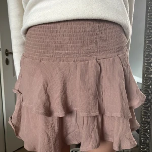 Kjol från h&m - Söt kjol från h&m som tyvärr inte kommer till användning, jätteskön att ha på sommaren