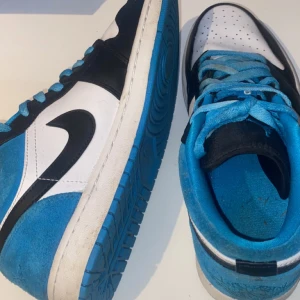 Air 1 - Säljer nu mina Air1 Low som köptes för något år sedan, då dom inte kommer till användning längre. Dom är lite smutsiga men inte så mycket värre än så. Box eller kvitto finns tyvärr inte kvar.