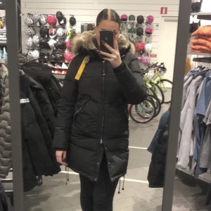 Parajumper long bear - Säljer min fina vinterjacka från parajumper. Storlek M  Super fint skick, inga skador/defekter Pris kan diskuteras vid snabb affär  Finns att hämta i Tullinge 