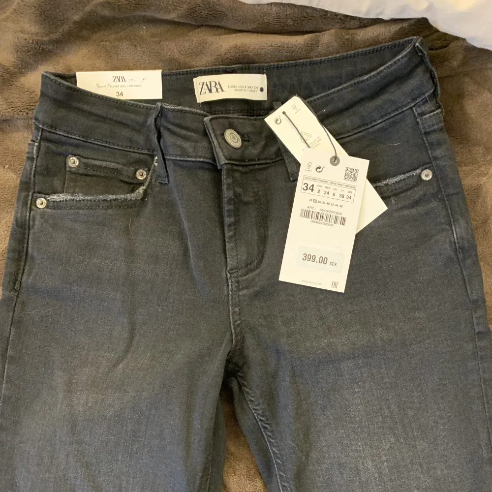 Slutsålda och helt nya lågmidjade jeans från zara i strl 34🤍. Jeans & Byxor.