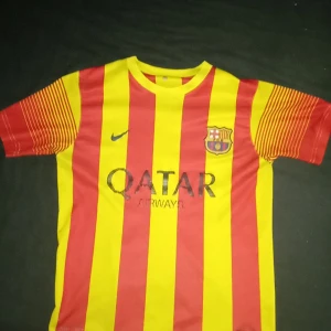 Fotbollströja  - Säljer min Barcelona Tröja iniesta 8 för att jag inte kan använda den längre trycket håller på att falla av 