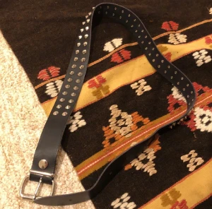 Nitbälte! - Asfett nitbälte. Passar alla! Enda ”defekten” är att gjort ett egengjort hål, påverkar ingenting. Perfekt använt skick annars (: möts i Malmö och tar Swish. Står ej för frakt eller postens slarv 